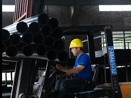 天行(中国)管业叉车装货