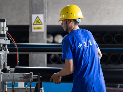 天行(中国)管业员工作业中