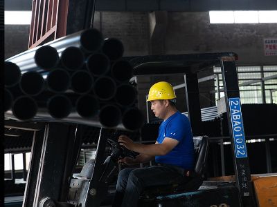 天行(中国)管业叉车装货